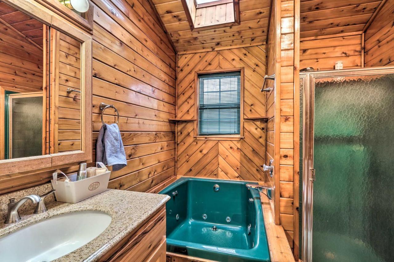 Henryville Home With Hot Tub About 5 Mi To Camelback! Exterior photo